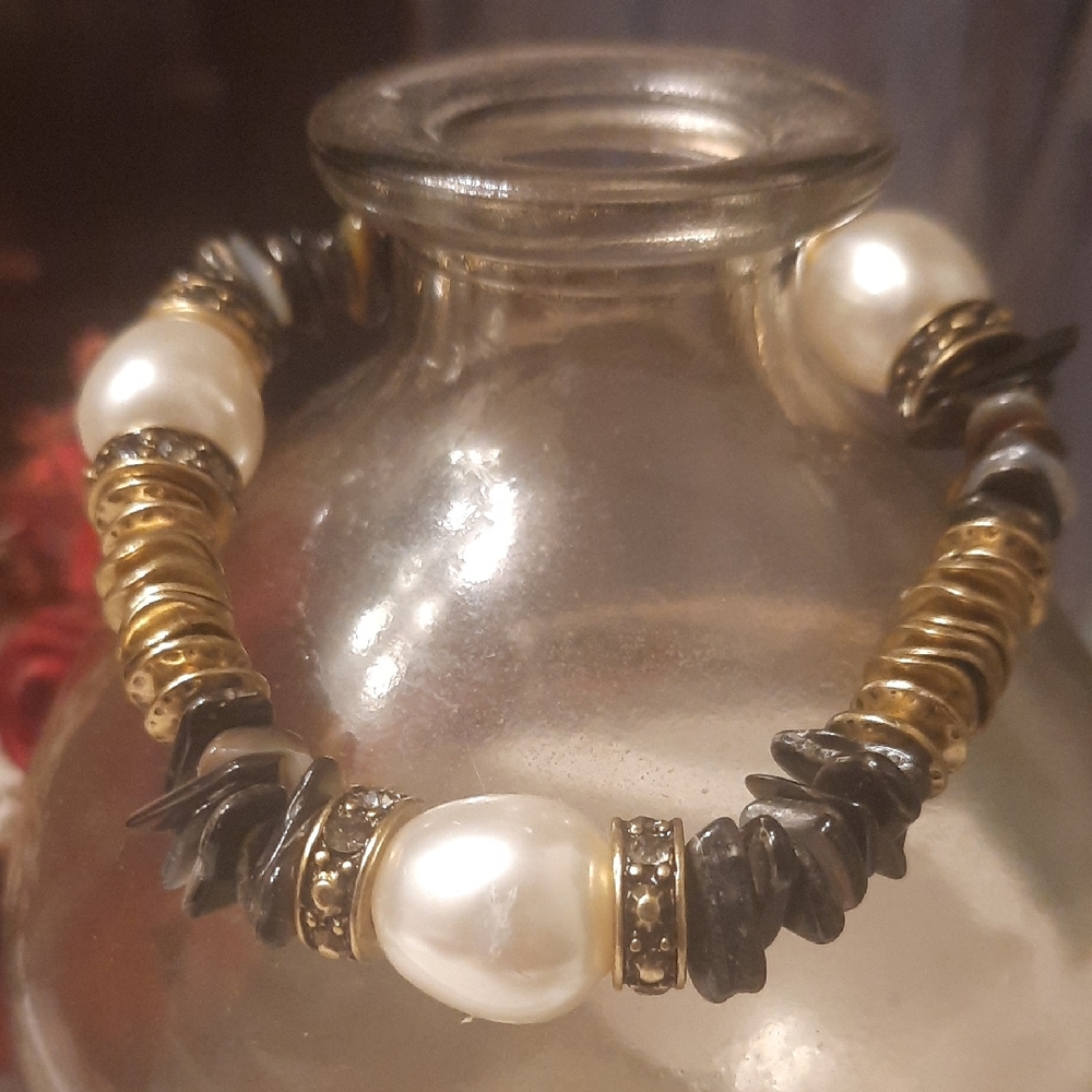 Elegant Pearl and Gold Bracelet